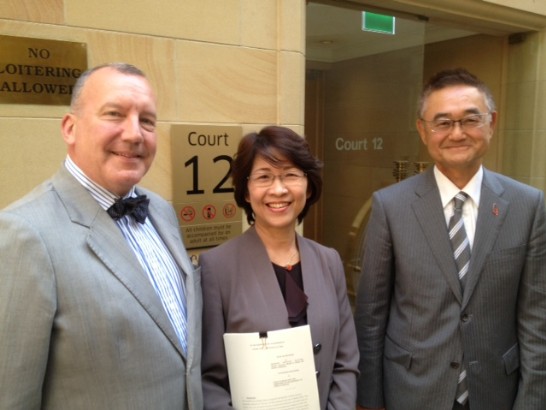 左起律師Franklin Evans、駐英國代表處副代表許芬娟、駐愛丁堡辦事處總領事蘇仁崇