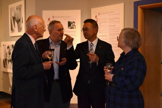 蘇總領事與現場觀眾討論攝影作品