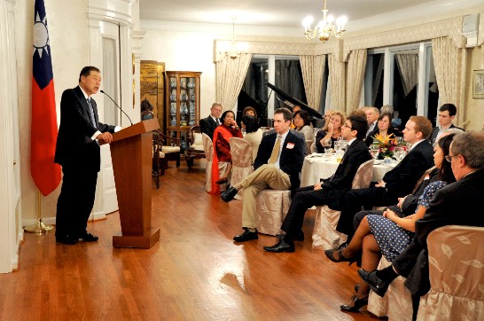 Amb. Jason C. Yuan speaks to journalists and members of National Press Club on November 4, 2010 while hosting “Embassy Nights” at the Twin Oaks Estate.    
