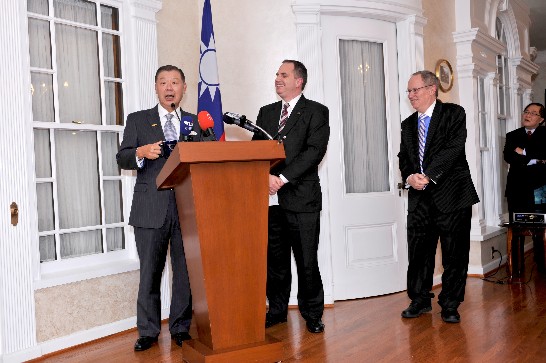 NPC President Mark Hamrick (center) gave remarks and presented NPC mug to Ambassador Yuan as souvenir.