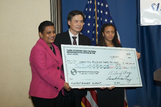 Rep. King presented donation to United Way Worldwide。（first on the left：Mrs. Stacey Stewart, U.S. President, United Way Worldwide；first on the right：Ms. Sheena Wright, President &amp; CEO, United Way of New York City）