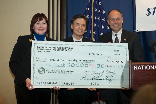 Rep. King presented donation to Habitat for Humanity International)(first on the right：Mr. Larry Gluth, Senior Vice President, U.S. and Canada Area Office, Habitat for Humanity International；First on the left：Ms. Kymberly Wolff, Senior Vice President, Development, Habitat for Humanity International)
