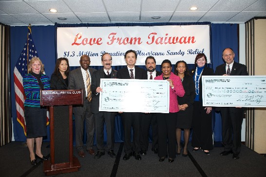 first on the left：Ms. Barbara Schrage, Managing Director, American Institute in Taiwan；Left two：Ms. Julie Koo, Executive Direct for Asia-Pacific Affair, Government of District of Columbia；Left three：Rep. Ed Towns（D-NY）；Left four：Rep. Eliot Engel(D-NY)；Right five：Shadow Senator Paul Strauss of District of Columbia。