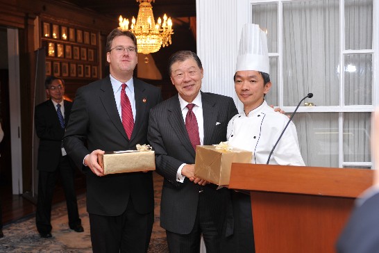 Ambassador Jason C. Yuan (center) presents gifts to Chef Hou Chun-sheng and Asia Society DC Office Director Matthew Stumpf.