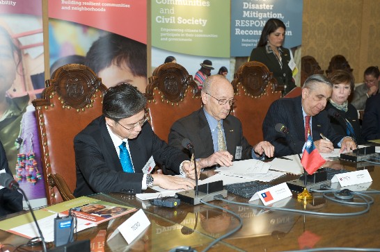 Rep. King signs the agreement with PADF President Frank Gomez(Center) and PADF CEO John Sanbrailo(Right)。