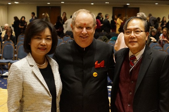 Deputy Representative Anne Hung of Taipei Economic and Cultural Representative Office in the United States attended the International Cultural Evening at the National Press Club (NPC) on November 19, 2014. Deputy Representative Hung (left) was greeted by NPC President Myron Belkind (middle).