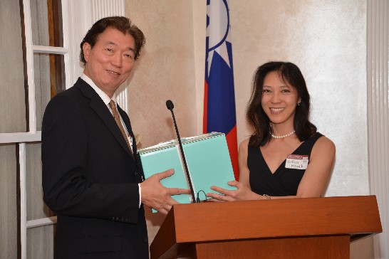 Ambassador Lyushun Shen, Representative of the Republic of China (Taiwan) to the United States, hosted a dinner in honor of the members of the Harvard Club of Washington DC at the Twin Oaks Estate on August 22, 2014. Ambassador delivered a brief speech on Taiwan-US economic and trade relations as well as the recent development of cross-Strait relations.