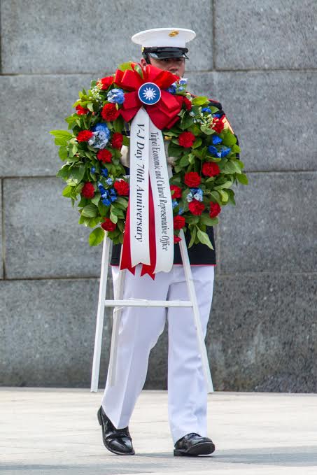 A U.S. military honor guard carries our wreath in the wreath-laying ceremony. The wreath is decorated with the Republic of China’s national emblem, which was embedded in all the Chinese soldiers’ caps during the war. 