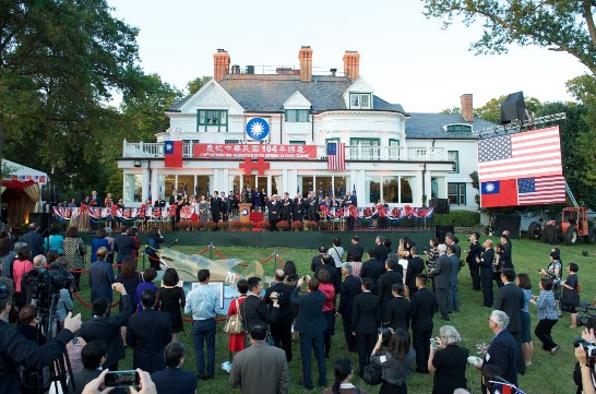 The U.S. and ROC national anthems are sung at the 104th National Day reception at Twin Oaks. 