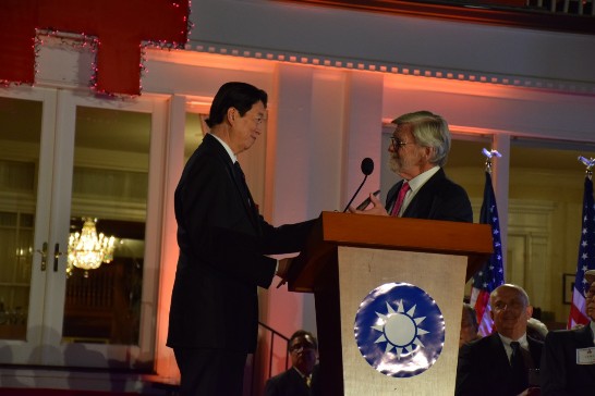 At the ROC’s 104th National Day reception at the Twin Oaks Estate, Mr. David Roosevelt, President Franklin D. Roosevelt’s grandson, presents Representative Shen with a replica of Roosevelt’s secret memo authorizing American volunteer pilots to go to China to help win the war.