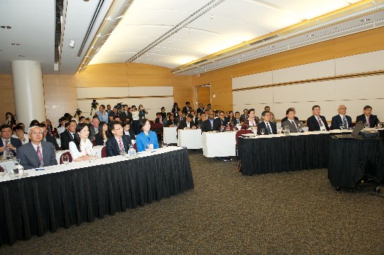 The first conference of the International Environmental Partnership was held at the Ronald Reagan Building’s Hemisphere Room on August 10, 2015. Nearly 100 participants from 12 countries attended this conference. R.O.C. (Taiwan) Environmental Protection Administration Minister Kuo-Yen Wei (far left of the first right table), Representative Lyushun Shen (2nd from the left of the first right table), Ambassador Roman Macaya of Costa Rica, Mr. Mark Kasman of the US EPA, Mr. Francis Ruzicka of the American Institute in Taiwan (Washington office) were invited to participate in this conference. 