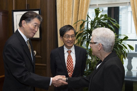 U.S. Environmental Protection Agency Administrator Gina McCarthy greeted R.O.C. (Taiwan) Minister Kuo-Yen Wei and Representative Lyushun Shen in her office on August 11, 2015.