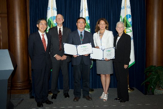Minister Kuo-Yen Wei (far left) and EPA Administrator Gina McCarthy (far right) witnessed the certificates being awarded to partner cities of Taichung, Taiwan (Mr. Kunming Kuo, center) and San Jose, U.S.A. (Ms. Rene Eyerly, 2nd from right). Mr. Robert O’Keefe (2nd from left), chair of the board of trustees of Clean Air Asia (CAA), presented the certificates.