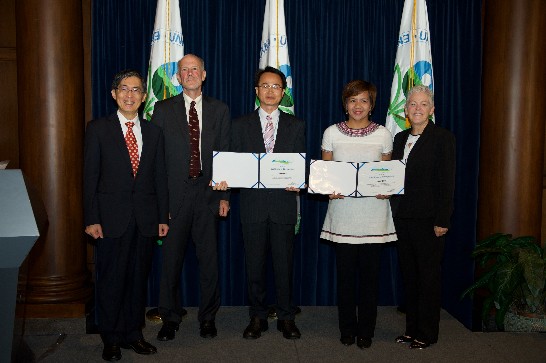 Minister Kuo-Yen Wei (far left) and Administrator Gina McCarthy (far right) witnessed the certificates being awarded to the partner cities of Taipei, Taiwan (Mr. Kuo-Su Chiu, center) and Pasig, Philippines (Ms. Raquel Austria Naciongayo, 2nd from right). Mr. Robert O’Keefe (2nd from left), chair of the board of trustees of Clean Air Asia (CAA), presented the certificates.