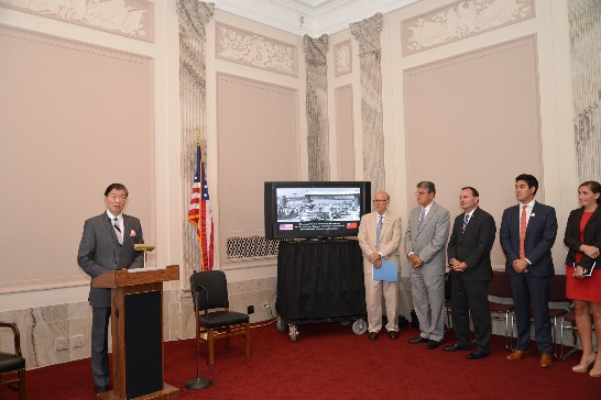 Representative Shen spoke at the Reception Honoring the Republic of China’s (Taiwan) Donation to the National Eisenhower Memorial. From the right were Senators Pat Roberts（R-KS）（fifth）, Joe Manchin（D-WV）（fourth）, and Mike Lee（R-UT）（third）. 