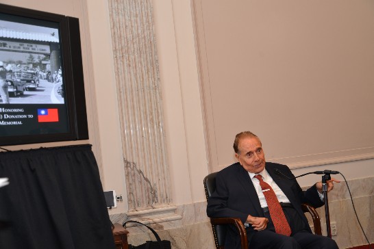 Former Senate Majority Leader Bob Dole(R-KS) expressed his gratitude for the ROC’s donation to the Eisenhower Memorial, reaffirming that the Memorial will help future generations appreciate the staunch friendship between the ROC and the United States. Dole is a member of the Advisory Committee of the Eisenhower Memorial Commission.
