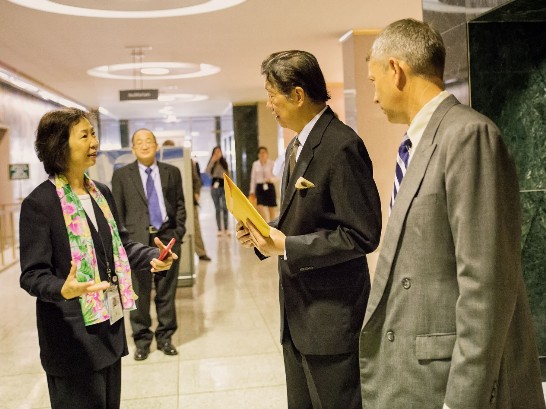 The VOA Acting Director Kelu Chao (left) greets Representative Lyushun Shen, who attended the premiere of the documentary “Journey 1945—China’s Path to Victory” at VOA headquarters in Washington on September 16, 2015.