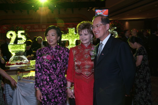 TECRO Representative David Tawei Lee and Mrs. Lee welcome Congresswoman Madeleine Z. Bordallo (D-GU) at the 2006 Double Tenth National Day reception party.