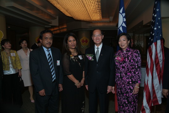 TECRO Representative David Tawei Lee and Mrs. Lee welcome Marshall Islands Ambassador to the U.S., H.E. Banny De Brum and Mrs. De Brum at the 2006 Double Tenth National Day reception party.