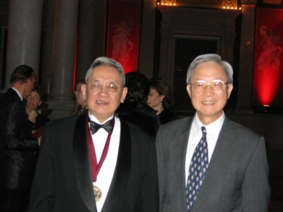 Academia Sinica historian Yu Ying-shih receives the 2006 John W. Kluge Prize for the Study of Humanity at the United States Library of Congress on Dec. 5, 2006. TECRO Science Division Director Yawnan Chen attended the award ceremony and congratulated Dr. Yu on his success.