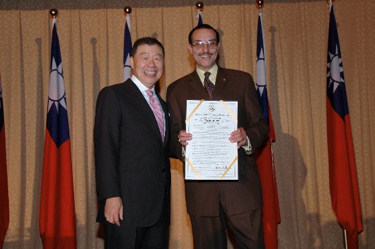 Ambassador Jason C. Yuan receives a congratulatory Resolution from Chairman Vincent C. Gray of the DC City Council at the National Day reception on October 8, 2008.