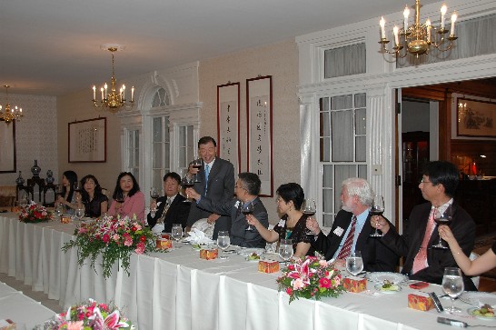 Ambassador Jason C. Yuan hosts a dinner for members of the Washington-based Chinese-language media at the Twin Oaks estate on August 5, 2008.