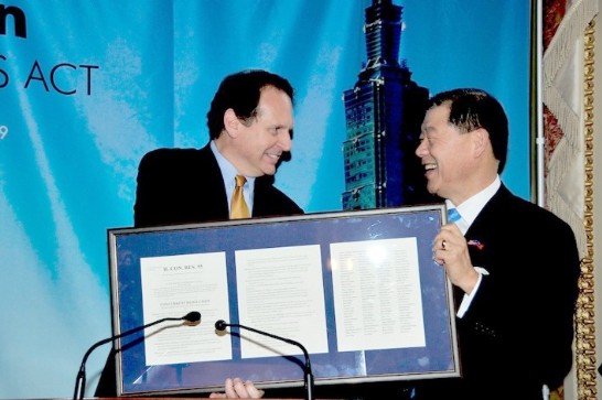 During the reception in commemoration of the 30th anniversary of the enactment of the TRA on March 26, 2009, Cong. Lincoln Diaz-Balart (R-FL), the newly installed Co-Chair of the Congressional Taiwan Caucus, on behalf of all 125 co-sponsors, also presented a copy of House Concurrent Resolution 55 to Representative Yuan. This resolution reaffirms the U.S. unwavering commitment to the Taiwan Relations Act.