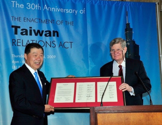 During the reception in commemoration of the 30th anniversary of the enactment of the TRA on March 26, 2009, Senator Tim Johnson (D-SD), a Co-Chair of the Senate Taiwan Caucus, presented a copy of a joint letter to President Barack Obama cosigned by 30 Senators to Representative Yuan.