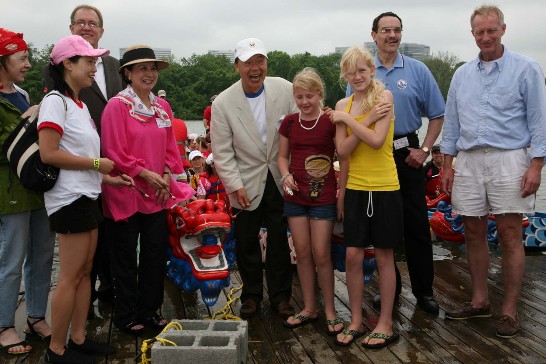 Ambassador Jason C. Yuan, Mrs. Yuan (fourth and fifth from left), DC Council Chairman Vincent Gray (second from right), and DC Council member Jack Evans (first from right) attend the Eye-dotting Ceremony of the 2009 DC Dragon Boat Festival on May 16, 2009. 