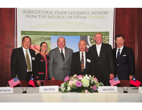 (From left to right) Dr. Paul M.H. Sun, Ph.D., Board Chair, AVRDC-The World Vegetable Center, Representative Jean Schmidt (R-OH), Mr. Rob Joslin, Vice President of the American Soybean Association, Mr. Han-Yeh Wang, Convener, Board of Supervisors, Taiwan Vegetable Oil Manufacturers Association, Representative Dan Burton (R-IN),and Representative Jason C. Yuan of the Taipei Economic and Cultural Representative Office. 