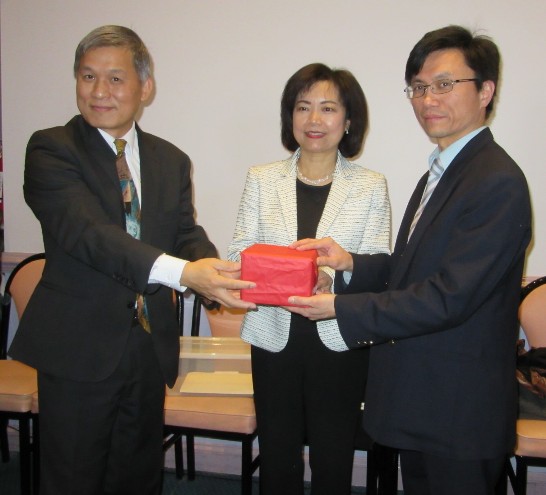 由左至右：原任嚴副會長哲仁、洪公使慧珠、新任李會長偉智