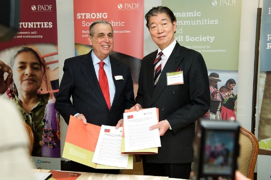 沈大使與「泛美發展基金會」執行長John Sanbrailo於簽約後合影。