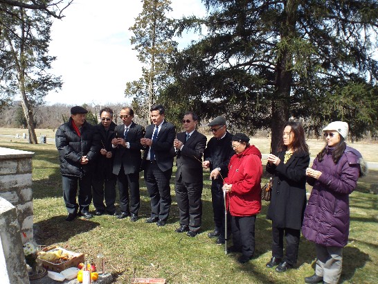 美京中華會館主席張和成(左四)偕議職員祭拜先人義墳