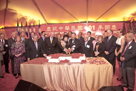 駐美代表處代表袁健生大使暨夫人於101年10月3日晚間假雙橡園慶祝中華民國建國101年國慶酒會。
