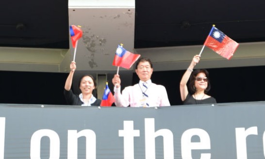 沈大使偕夫人（右）出席6月26日在華府RFK體育場舉行之「2015世界警消運動會」，在現場揮舞中華民國國旗。