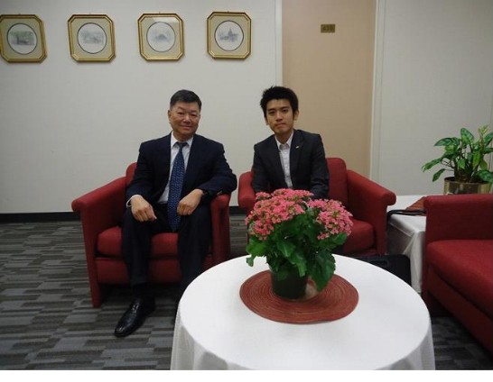 駐美國代表處科技組張和中組長(左)與徐伯均博士生(右)合影。