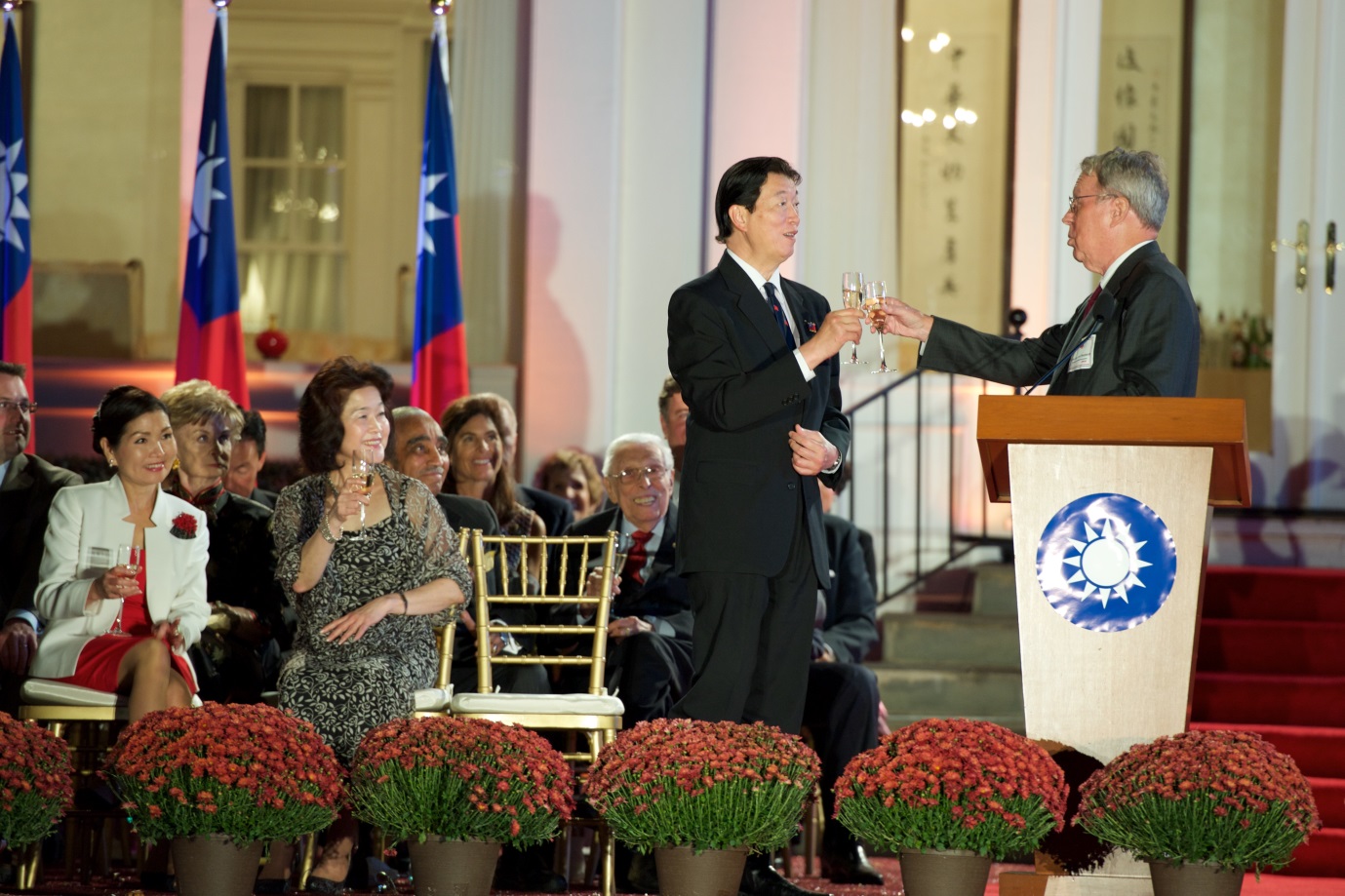 沈大使與美國在台協會主席薄瑞光(Raymond Burghardt)於本處雙橡園國慶酒會共同舉杯祝賀台美友誼長存