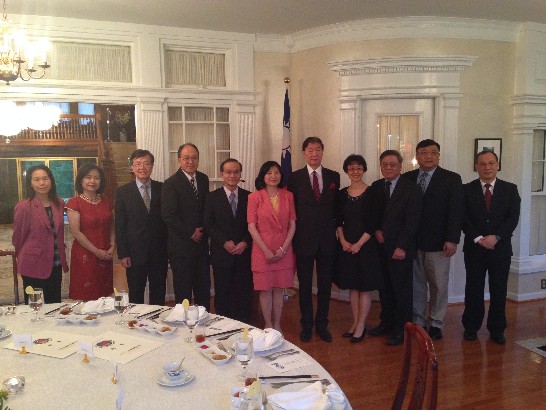 中華民國駐美國代表沈呂巡大使5月5日代表僑委會頒發僑務榮譽職人員聘書。