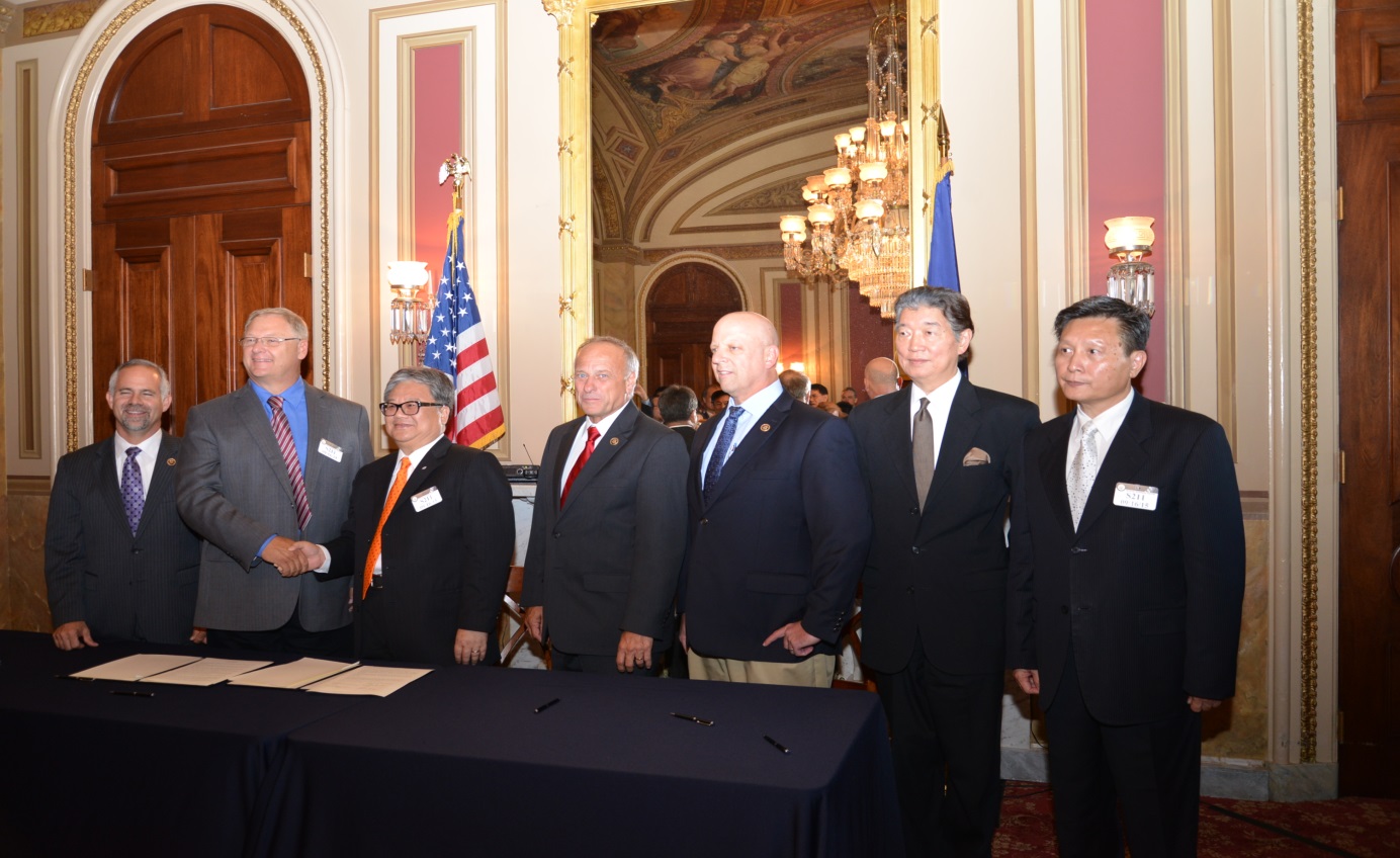 中華民國「2015年農產品貿易友好訪問團」與美方業者在國會山莊簽署金額高達30億美元之採購意向書