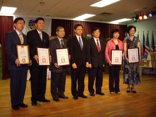 左起：王僑務顧問祥瑞、李僑務委員本泉、葉僑務委員建榮、曾處長、余主任樹榮、莊僑務委員惠謹、黃僑務委員美美