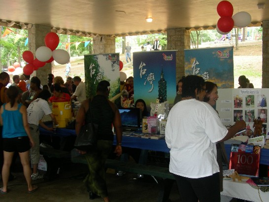 亞特蘭大台北經濟文化辦事處參加喬州聯邦國會議員 John Lewis之 「2009國際多元文化節」活動，展示巨幅台灣海報及國情資料