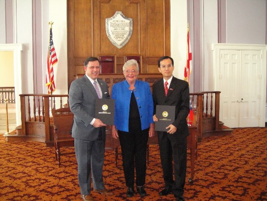 戴處長與Collier署長Spencer互換約本