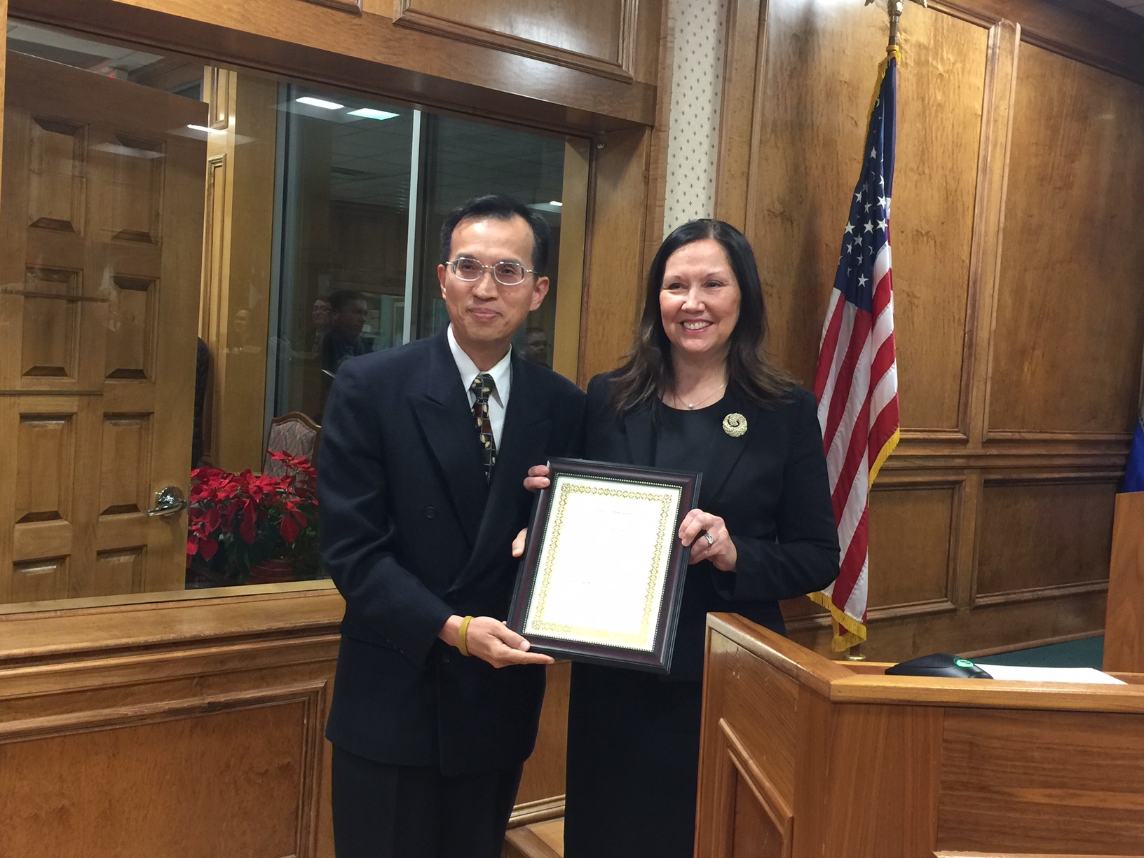 戴總領事輝源於宣誓典禮中代表我政府頒發感謝狀予喬州Doraville市長Donna Pittman女士