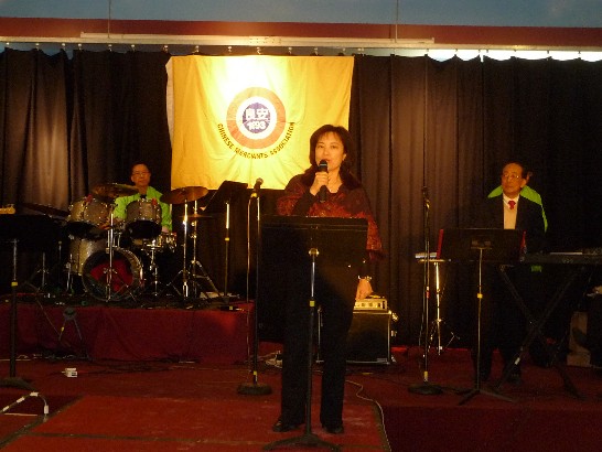 波士頓安良工商會於本(100)年2月18日晚假麻州昆市(Quincy)龍鳳大酒樓舉行春節聯歡會，計有該會成員及羅德島州欖城(Providence)安良工商會總理胡英僚、會長葉玉霖與洪門致公堂等各僑團代表共約400餘人與會。