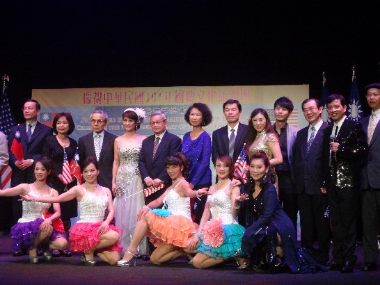 為慶祝中華民國101年國慶，僑務委員會聯合紐英崙中華總會於9月24日晚間在匯白劇院舉辦"群星舞動慶雙十"之演出，節目精彩，喝采掌聲連連。