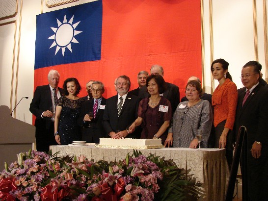 洪處長右側者為新罕布夏州眾議會議長William O’Brian，左側者為羅德島州參議會議員Elizabeth Crowley。