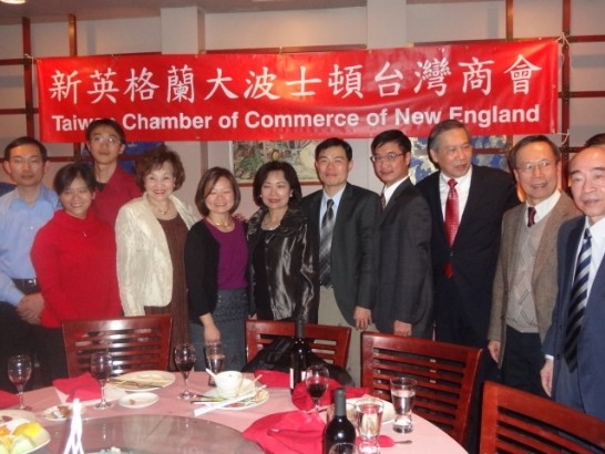 會長胡美惠律師(右七)邀請駐波士頓辦事處洪處長慧珠(右六)、黃主任正杰(右五)等貴賓與前會長蔡坤喜醫師(右一)、蔡明機教授(右二)、王本仁建築師(右三)、許欽俊副會長(右四)、林海倫副會長(右八)合影。