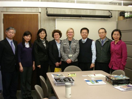 臺北市政府主計處張副處長志強(右三)乙行五人101年11月30日上午拜會波士頓市政府主計長(City Auditor) Sally Glora(右四)等人，本處簡宏昇組長(左一)陪同。