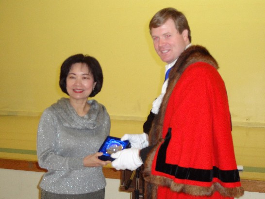 此間中華藝術協會舞團應邀參加2013年倫敦新年遊行表演，主辦單位之英國西敏市議員(前市長)Duncan Sandys乙行三人特親自前來波士頓向「中華藝術協會」遞送邀請書，儀式於2012年3月3日上午在協會會館舉行。