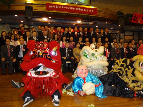 紐英崙伍胥山公所101年3月4日在華埠舉辦春節聯歡敬老晚會，公所領袖邀貴賓合影。